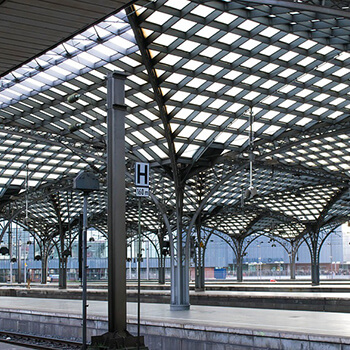 Rośliny w projektowaniu wnętrz: Jak zieleń odmienia przestrzeń i tworzy harmonijną atmosferę - Budownictwo, architektura